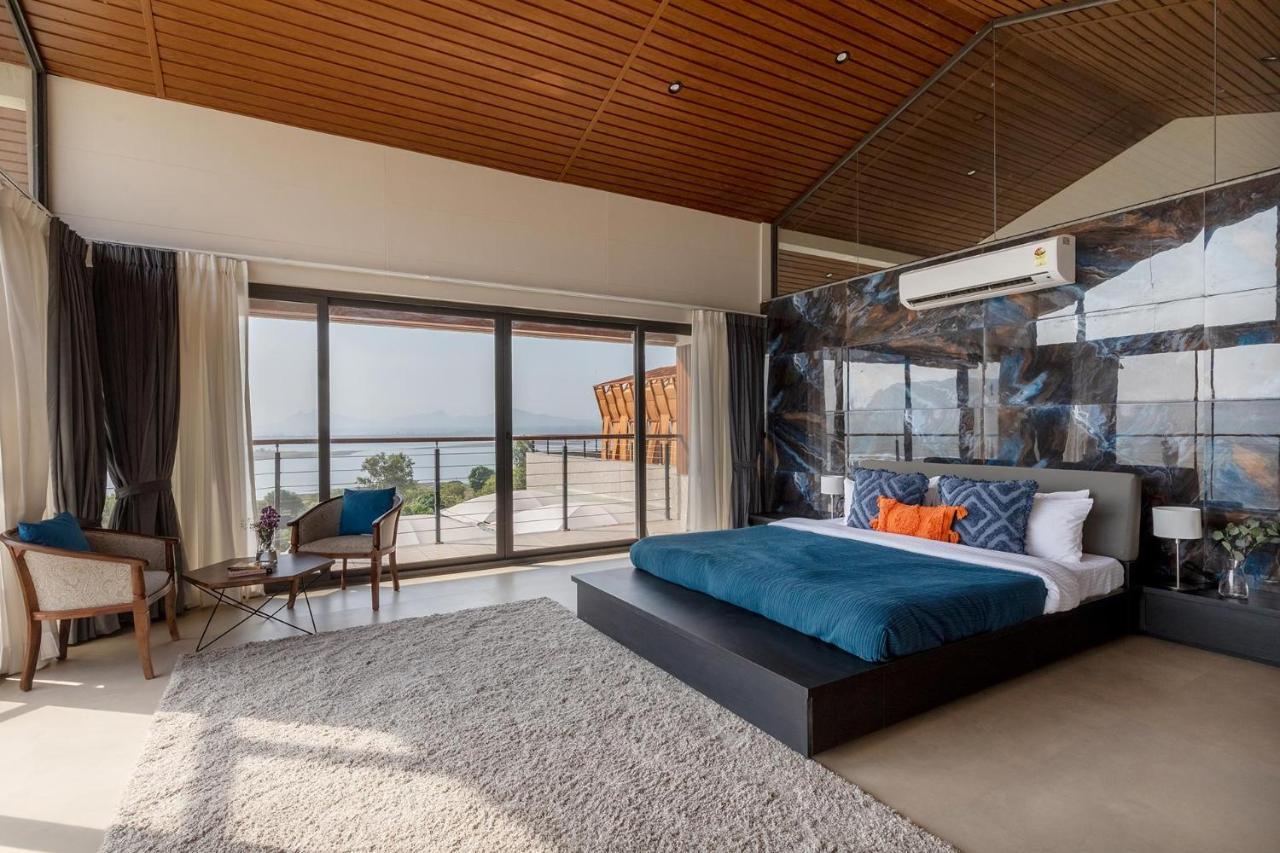 Pearl Lakeview Mansion By Stayvista - Lakeside Villa With Infinity Pool, Jacuzzi, In-House Theatre & Games Room Igatpuri Dış mekan fotoğraf