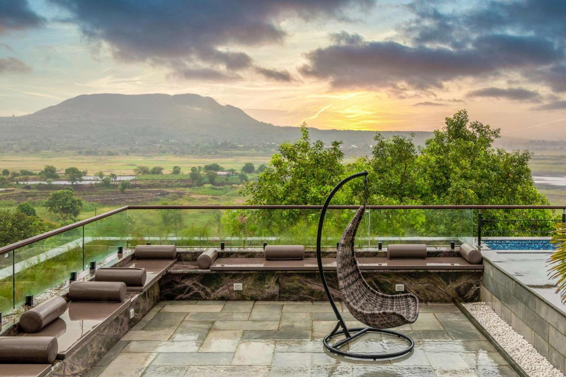 Pearl Lakeview Mansion By Stayvista - Lakeside Villa With Infinity Pool, Jacuzzi, In-House Theatre & Games Room Igatpuri Dış mekan fotoğraf