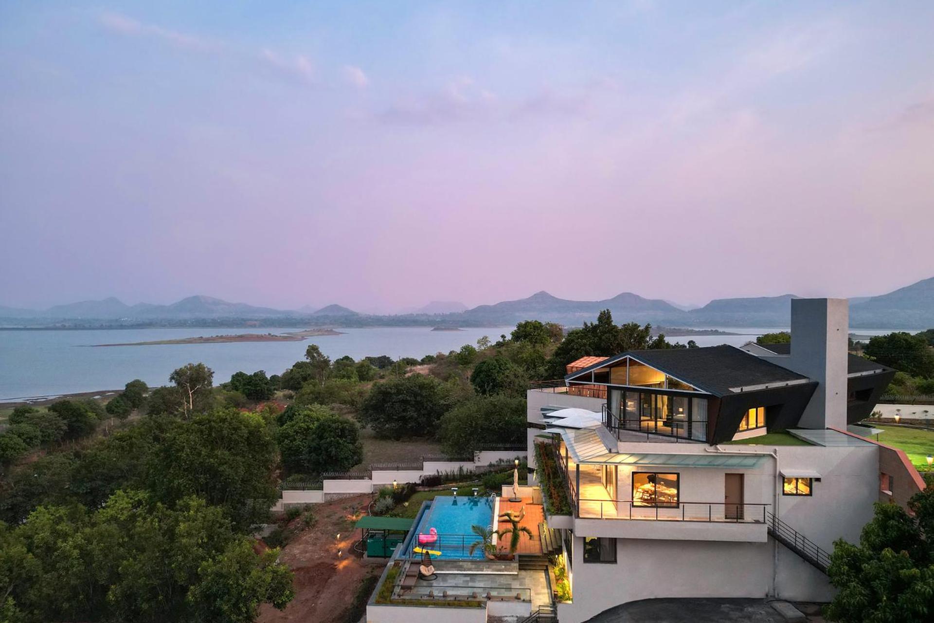 Pearl Lakeview Mansion By Stayvista - Lakeside Villa With Infinity Pool, Jacuzzi, In-House Theatre & Games Room Igatpuri Dış mekan fotoğraf