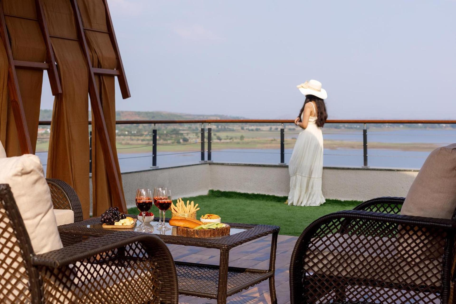 Pearl Lakeview Mansion By Stayvista - Lakeside Villa With Infinity Pool, Jacuzzi, In-House Theatre & Games Room Igatpuri Dış mekan fotoğraf