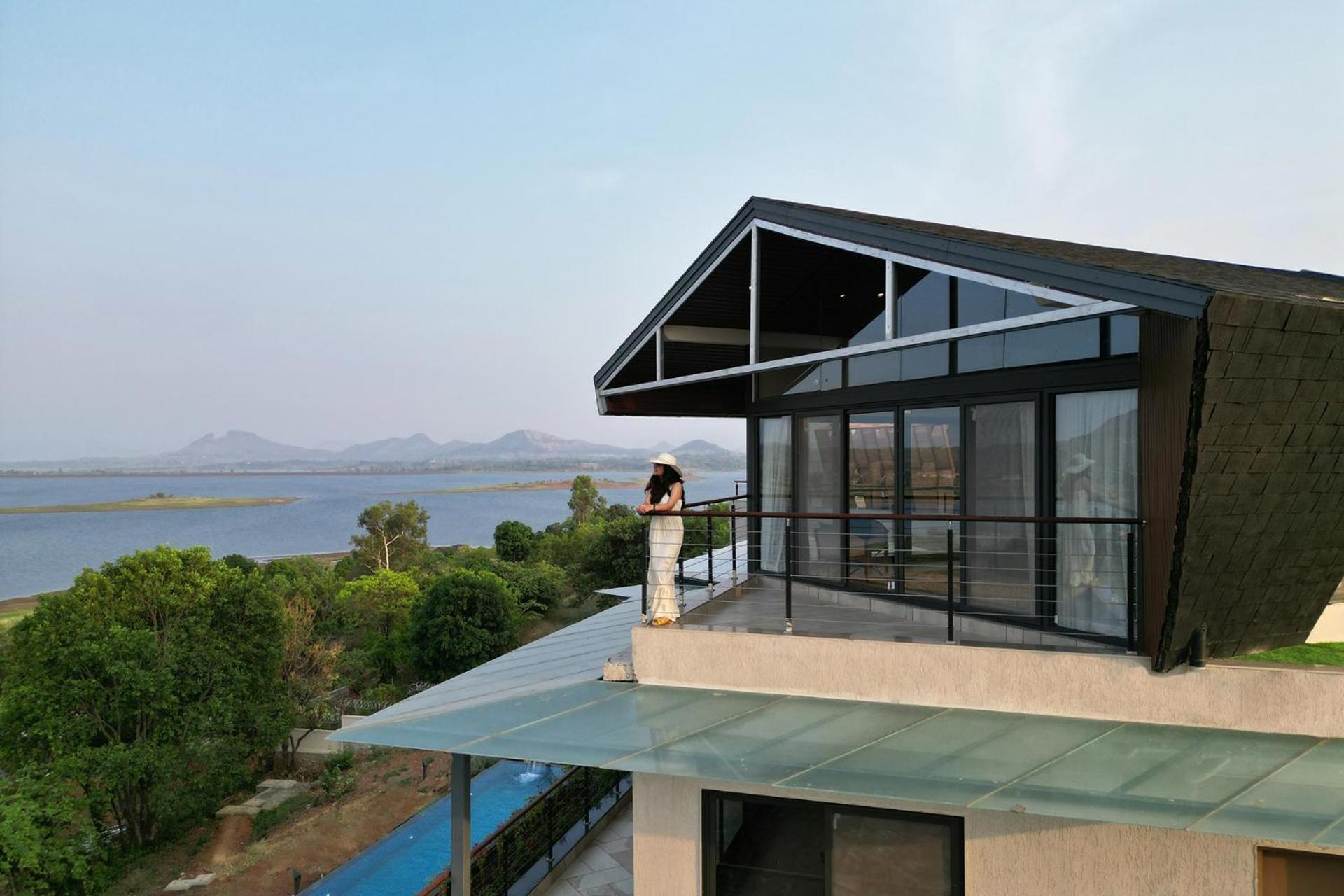 Pearl Lakeview Mansion By Stayvista - Lakeside Villa With Infinity Pool, Jacuzzi, In-House Theatre & Games Room Igatpuri Dış mekan fotoğraf